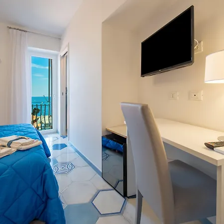 Caruso Sea View Pensión 3*